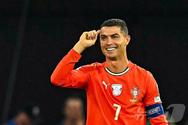 포르투갈의 슈퍼스타 크리스티아누 호날두가 북중미 월드컵까지만 현역으로 뛰겠다고 선언했다. ⓒ AFP=뉴스1
