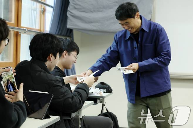 2026학년도 대학수학능력시험 예비소집일인 12일 광주 서석고등학교에서 학생들이 수험표를 받고 있다. 2025.11.12/뉴스1 ⓒ News1 이승현 기자