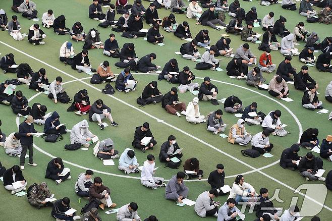 2026학년도 대학수학능력시험을 하루 앞둔 12일 오후 대구 중구 경대사대부고 운동장에서 열린 수능 예비소집에 참석한 졸업생과 재수생 등 수험생들이 유의사항을 듣고 있다. 2025.11.12/뉴스1 ⓒ News1 공정식 기자