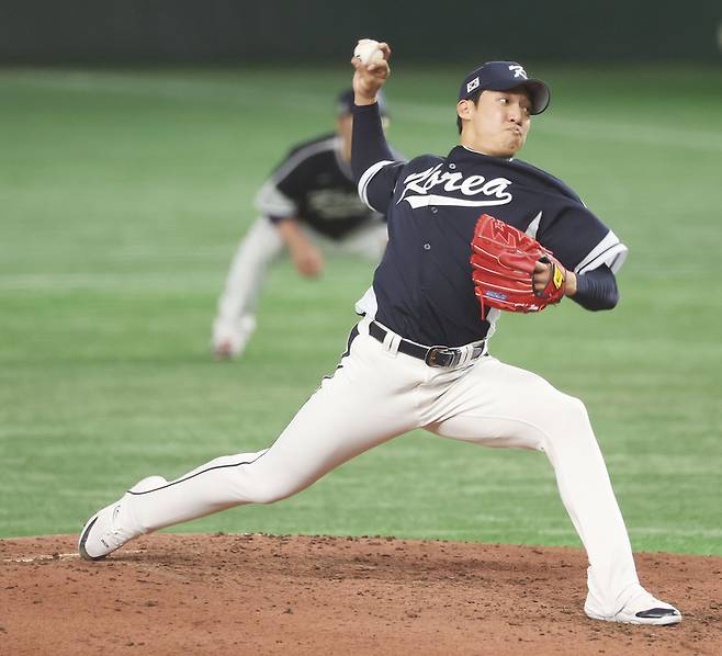 야구대표팀 원태인이 도쿄돔에서 열린 2023 월드베이스볼클래식(WBC) B조 본선 1라운드 일본전에서 역투하고 있다. 사진 | 도쿄=연합뉴스