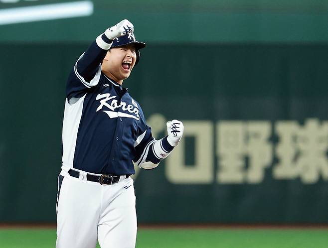 야구대표팀 노시환이 도쿄돔에서 열린 아시아프로야구챔피언십(APBC) 2023 결승전 일본과 경기에서 적시타를 때린 후 환호하고 있다. 사진 | 도쿄=연합뉴스