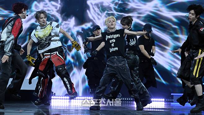 그룹 클로즈 유어 아이즈가 11일 오후 서울 강서구 SBS공개홀에서 미니 3집 ‘blackout’ 발매 기념 쇼케이스에서 화려한 공연을 펼치고 있다. 이주상기자 rainbow@sportsseoul.com