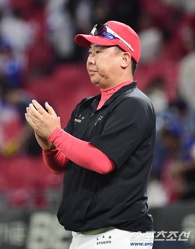 10일 광주 기아챔피언스필드에서 열린 KIA와 삼성의 경기. KIA가 삼성에 승리했다. 경기 종료 후 선수들에게 박수를 보내는 KIA 이범호 감독. 광주=송정헌 기자songs@sportschosun.com/2025.09.10/