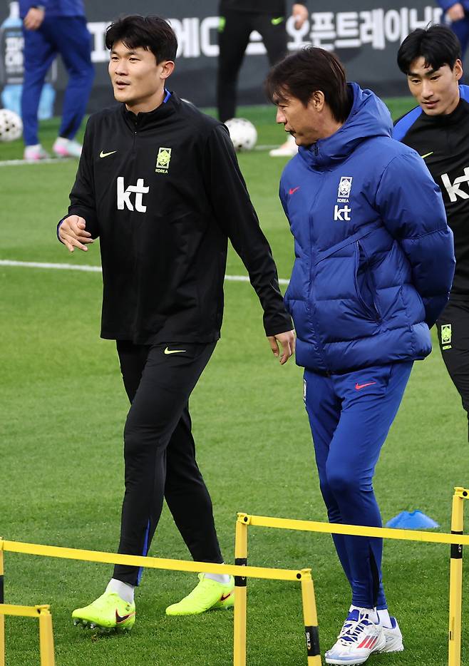 대화나누는 홍명보-김민재

    (천안=연합뉴스) 윤동진 기자 = 홍명보 축구대표팀 감독이 11일 충남 천안 대한민국축구종합센터에서 진행된 오픈 트레이닝에서 김민재와 대화를 나누고 있다. 2025.11.11