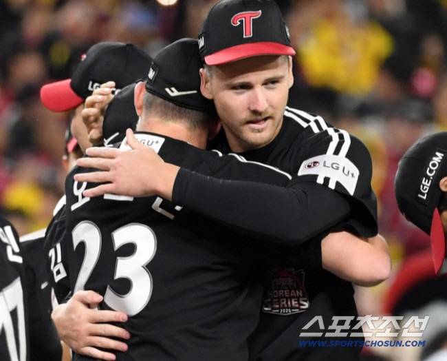 31일 대전 한화생명볼파크에서 열린 한국시리즈 5차전 한화 이글스와 LG 트윈스의 경기. 우승을 차지한 LG 오스틴, 톨허스트가 환호하고 있다. 대전=박재만 기자 pjm@sportschosun.com/2025.10.31/