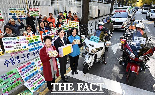 학교를사랑하는학부모 모임을 비롯한 시민단체 회원들이 12일 오전 서울 종로구 정부서울청사 앞에서 2026학년도 수능 안전 기원 수험생 수송 자원봉사 발대식 열고 있다. /임영무 기자