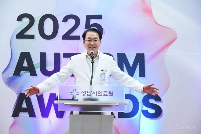 한호성 성남시의료원장이 12일 성남시의료원에서 열린 '제4회 오티즘 어워즈' 시상식에 참석해 인사말을 하고 있다. 성남시의료원 제공