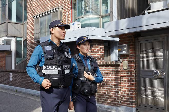 경찰관의 바디캠 착용 예시 사진. 조끼 가슴 부분에 바디캠을 보관하는 파우치가 부착돼 있다. /사이버텔브릿지