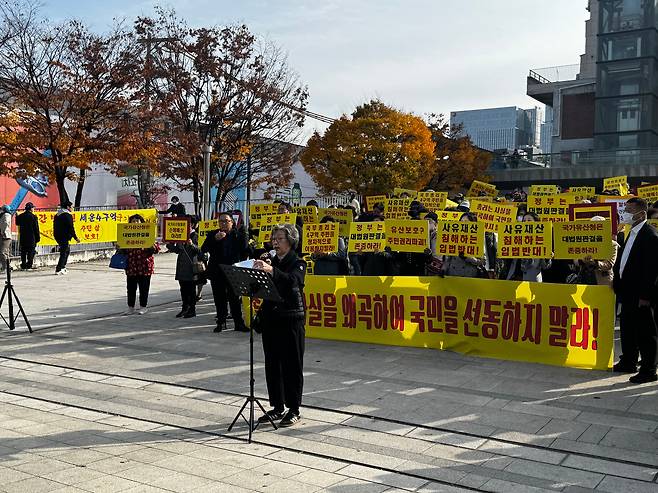 지난 11일 오후 서울 종로구 장사동 세운상가 광장 앞에서 세운4구역 주민대표회의 단체가 국가유산청의 세운4구역 개발 반대에 대한 입장문을 발표하고 있다. /박지윤 기자
