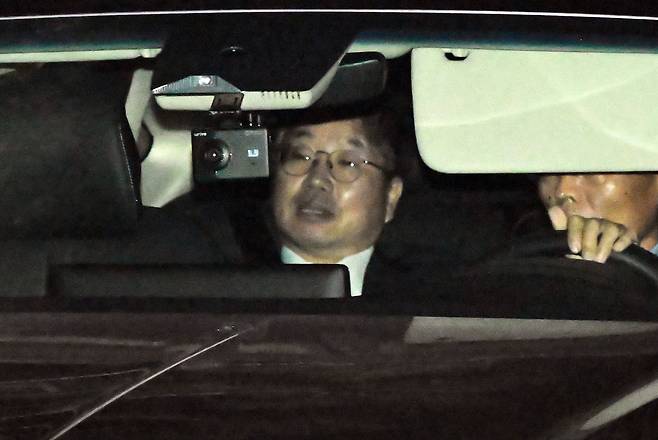 대장동 개발비리 사건 항소 포기 여파로 사의를 표명한 노만석 검찰총장 직무대행이 12일 서울 서초구 대검찰청에서 퇴근하고 있다. /뉴스1