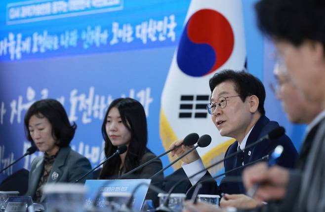 이재명 대통령이 7일 대전 유성구 국립중앙과학관에서 열린 '다시 과학기술인을 꿈꾸는 대한민국' 국민보고회에서 토론을 주재하고 있다. 연합뉴스 제공&nbsp;