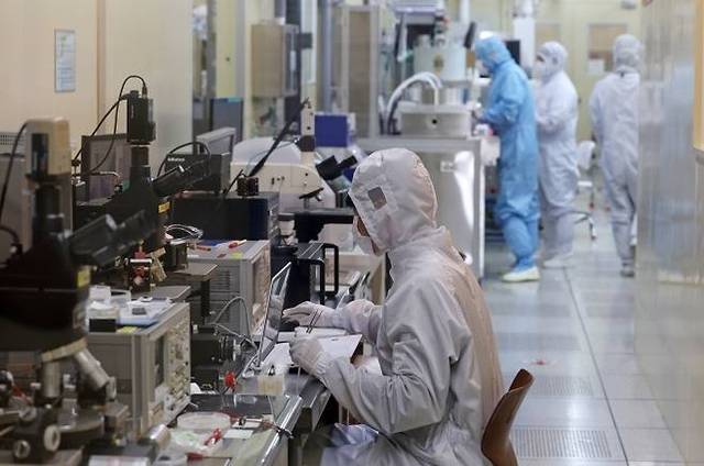 중국이 ‘천인계획’(千人計劃)을 내세워 한국 인재들을 정밀하게 공략하고 있다. 사진은 국내 첨단 반도체 연구실 모습. 연합뉴스