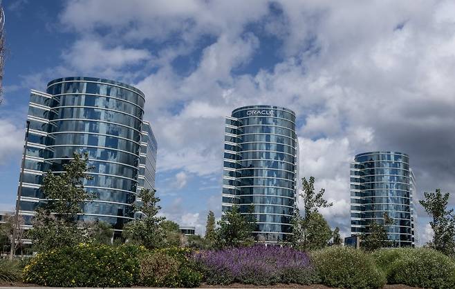 대형 데이터센터를 구축해 클라우드 서비스를 제공하는 하이퍼스케일러들의 회사채 수익률이 최근 인공지능(AI) 거품 우려 속에 급등하고 있다. 사진은 9월 30일(현지시간) 미국 캘리포니아주 레드우드시티의 오라클 캠퍼스. UPI 연합