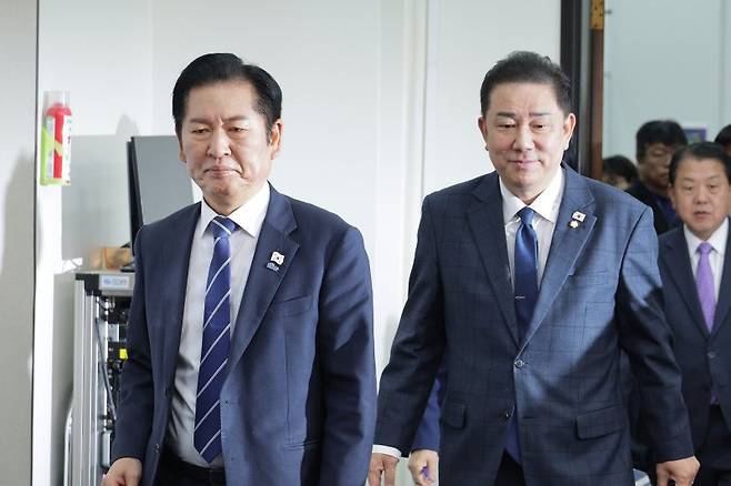 정청래 더불어민주당 대표와 김병기 원내대표가 12일 국회에서 열린 최고위원회의에 참석하고 있다. 뉴스1
