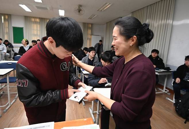 (서울=뉴스1) 박정호 기자 = 2026학년도 대학수학능력시험을 하루 앞둔 12일 오전 서울 종로구 중앙고등학교에서 담임 선생님이 고3 수험생들에게 수험표를 배부하고 있다. (공동취재) 2025.11.12/뉴스1 /사진=뉴스1화상