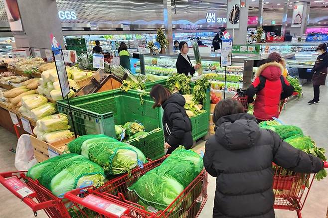 서울 중구 롯데마트 제타플렉스 서울역점에서 고객들이 김장 재료를 구경하고 있다. 롯데마트 제공