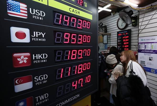 12일 서울 외환시장에서 원·달러 환율은 전 거래일보다 2.4원 오른 1465.7원(주간거래 종가)에 장을 마감했다. 장중 한때 달러당 1470원을 넘기도 했다. 이날 서울 중구 명동의 환전소에서 외국인 관광객들이 환전을 하기 위해 기다리고 있다. 연합뉴스