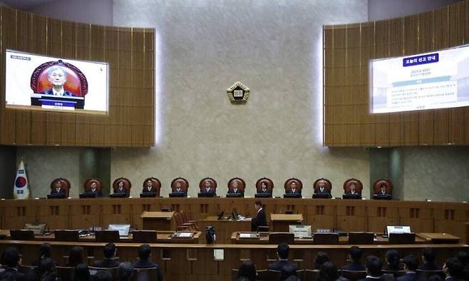조희대 대법원장을 비롯한 대법관들이 지난 5월1일 오후 더불어민주당 이재명 대선 후보의 공직선거법 사건 전원합의체 선고를 위해 서울 서초구 대법원 대법정에 입장해 자리에 앉아 있다. 사진공동취재단