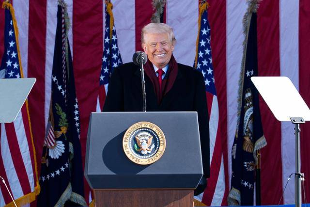 도널드 트럼프 미국 대통령이 11일 미 버지니아주 알링턴국립묘지에서 열린 재향군인의 날 기념행사에 참석해 연설하고 있다. 알링턴=EPA 연합뉴스