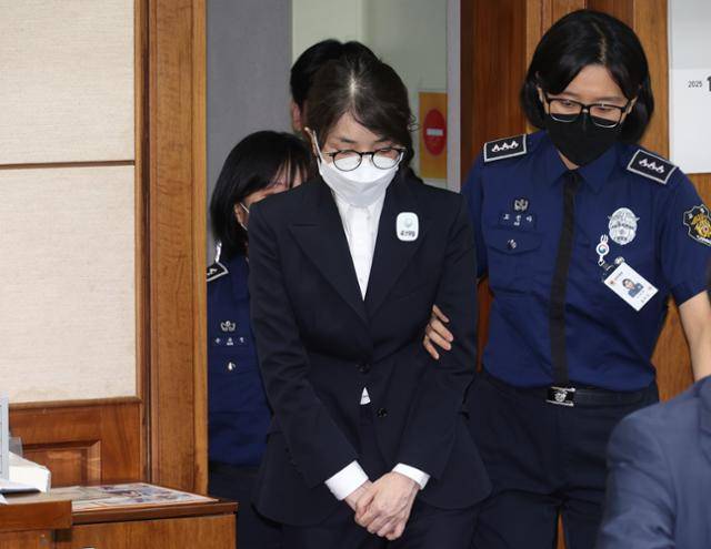 김건희 여사가 9월 24일 서울 서초구 서울중앙지방법원에서 열린 첫 재판에 출석하고 있다. 뉴스1