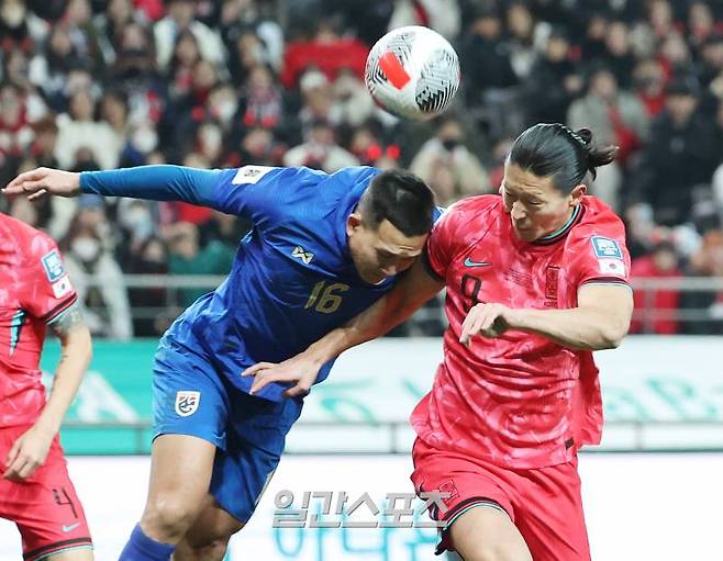 조규성이 21일 오후 서울 마포구 서울월드컵경기장에서 진행된 대한민국과 태국의 2026 북중미 월드컵 아시아지역 2차 예선에서 후반 상대 수비와 공중볼을 다투고 있다 상암=김민규 기자 mgkim1@edaily.co.kr /2024.03.21/