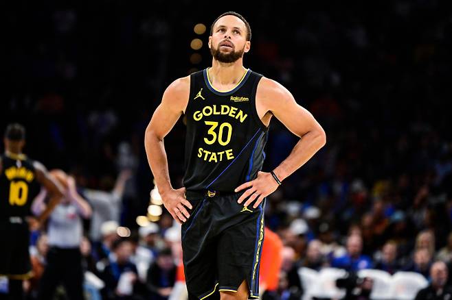 골든스테이트 커리가 12일 페이컴 센터에서 열린 오클라호마와의 2025~26 NBA 정규리그 원정경기 중 아쉬워하고 있다. AP=연합뉴스