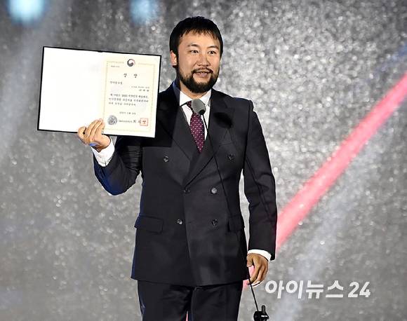 인기성우상을 수상한 성우 이현이 12일 오후 부산 해운대구 벡스코에서 열린 '2025 대한민국 게임대상'에서 소감을 전하고 있다. [사진=곽영래 기자]