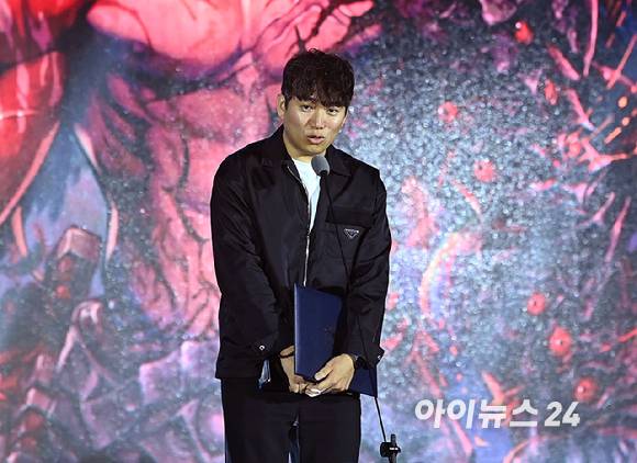최우수상을 수상한 네오플 윤명진 대표가 12일 오후 부산 해운대구 벡스코에서 열린 '2025 대한민국 게임대상'에서 소감을 전하고 있다. [사진=곽영래 기자]