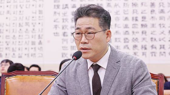 백해룡 경정이 지난달 27일 국회 법제사법위원회에서 열린 대검찰청 등에 대한 국정감사에서 의원들 질문에 답하고 있다. 임현동 기자