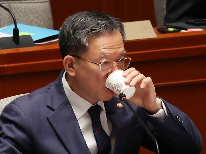 정성호 법무부 장관이 12일 서울 여의도 국회에서 열린 예산결산특별위원회 전체회의에 출석해 목을 축이고 있다. 사진=뉴스1