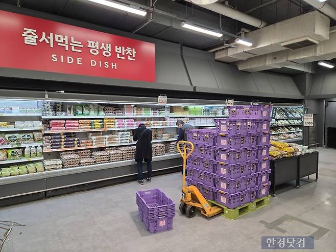 12일 서울 금천구 소재 홈플러스 매장에 소비자가 장을 보고 있다./사진=박수림 기자