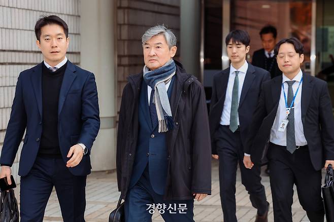 조태용 전 국가정보원장이 11일 서울 서초구 서울중앙지법에서 구속 전 피의자 심문을 마치고 청사를 빠져나가고 있다. 이준헌 기자