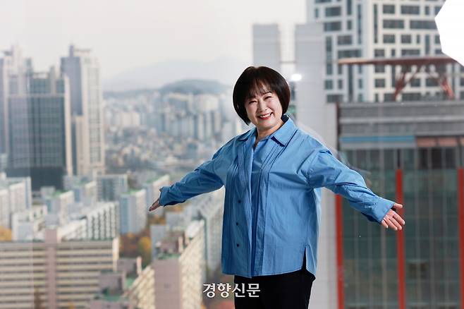 신간 <공감에 관하여>를  출간한 이금희 아나운서가 11일 서울 여의도 파크원 타워에서 경향신문과 인터뷰에 앞서 포즈를 취하고 있다. 정지윤 선임기자