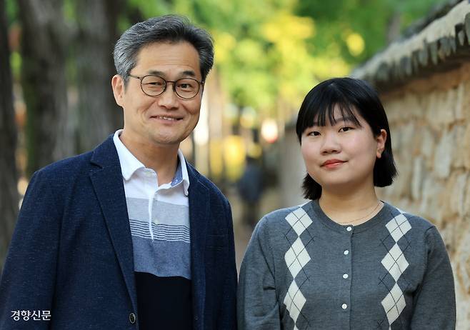 제33회 전태일문학상 에세이 부문 당선자인 공창덕씨(최우수상·왼쪽)와 정서희씨(우수상)가 지난달 28일 서울 정동길에서 웃으며 포즈를 취하고 있다. 서성일 선임기자