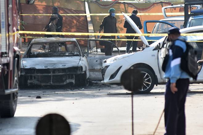 파키스탄 법원 앞 테러 현장 군 경찰이 11일 파키스탄 수도 이슬라마바드의 지방법원 정문 앞에서 발생한 테러 현장을 조사하고 있다.  AP연합뉴스