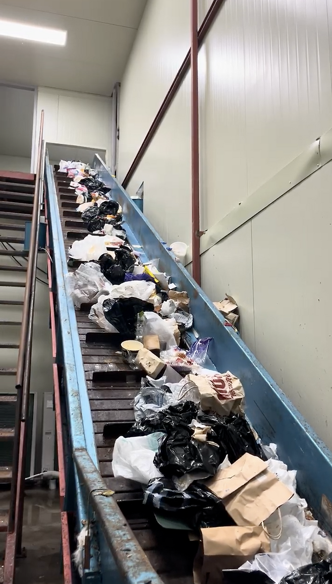 Recycling waste at a Oneul Sugeo facility in Gyeonggi Province (Uglee Lab)