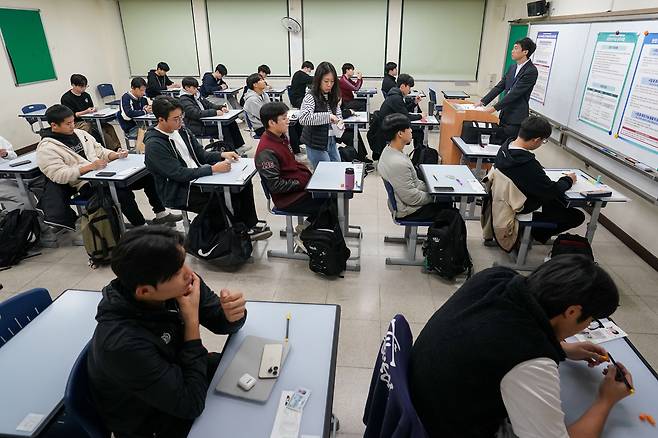 Students prepare to take the 2025 College Scholastic Ability Test (CSAT) at a high school in Jongno District, central Seoul, on Nov. 14, 2024. [JOINT PRESS CORPS]