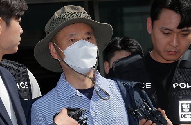 Che Zhenan, a Chinese national accused of killing two acquaintances over a money dispute and attacking two neighbors out of resentment, gets escorted to a court hearing for a warrant review at the Siheung Police Precinct in Janggok-dong, Siheung, Gyeonggi, on May 21. [NEWS1]