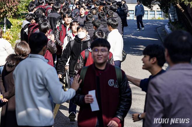 2026학년도 대학수학능력시험을 하루 앞둔 12일 서울 종로구 중앙고등학교에서 재학생과 교직원들이 출정식을 열고 수험생들을 응원하고 있다.