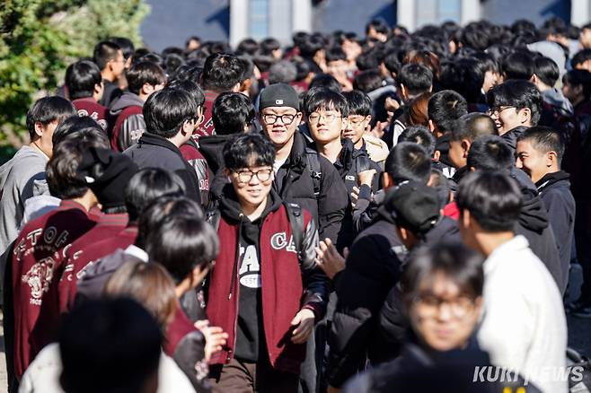 2026학년도 대학수학능력시험을 하루 앞둔 12일 서울 종로구 중앙고등학교에서 재학생과 교직원들이 출정식을 열고 수험생들을 응원하고 있다.