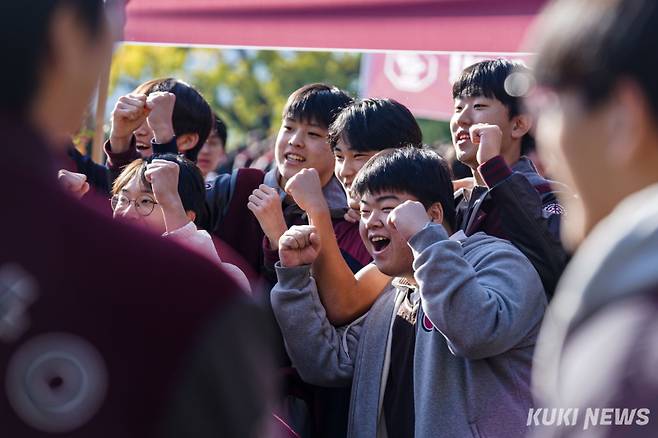2026학년도 대학수학능력시험을 하루 앞둔 12일 서울 종로구 중앙고등학교에서 재학생과 교직원들이 출정식을 열고 수험생들을 응원하고 있다.
