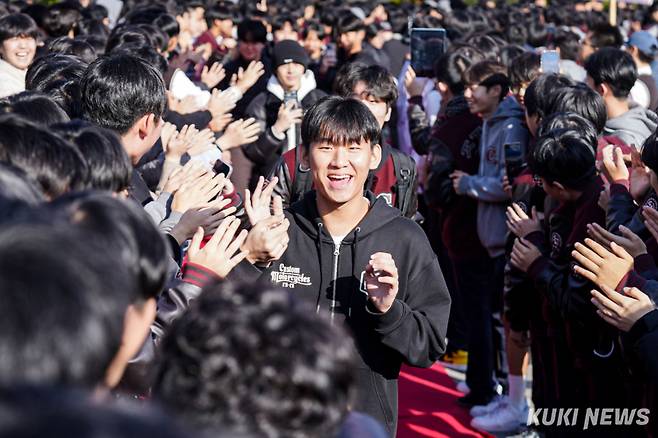 2026학년도 대학수학능력시험을 하루 앞둔 12일 서울 종로구 중앙고등학교에서 재학생과 교직원들이 출정식을 열고 수험생들을 응원하고 있다.