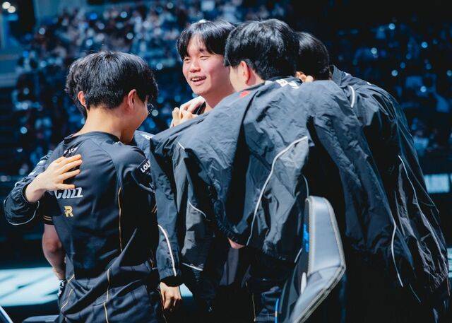 지난 2일 중국 상하이 메르세데스-벤츠 아레나에서 열린 2025 LoL 월드 챔피언십 준결승전에서 젠지를 3대 1로 꺾고 결승 진출이 확정되자 기뻐하는 KT 롤스터 선수단. 라이엇 게임즈 제공