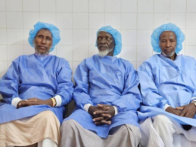 모리타니 백내장 환자들이 11일(현지시간) 누악쇼트 국립병원에서 비전케어 의료진의 백내장 수술을 받기 위해 대기하고 있다.