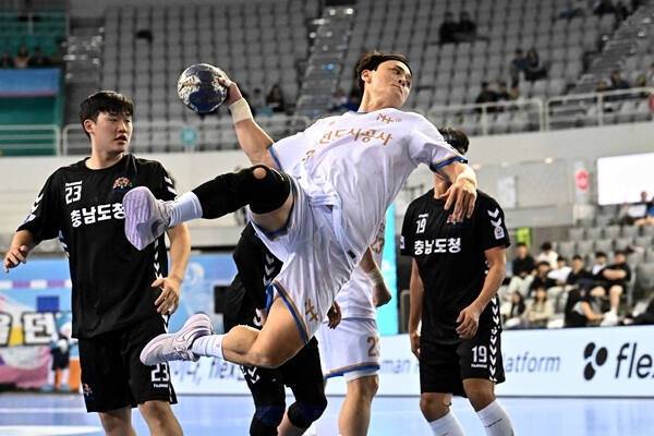 남자 핸드볼 인천도시공사의 장인익 신임 감독 체제서 ‘키 플레이어’로 떠오른 심재복. 한국핸드볼연맹 제공