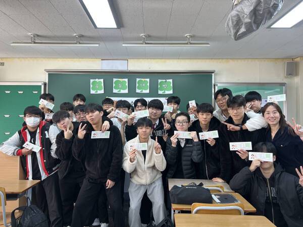 12일 수성고등학교 3학년 12반 학생과 선윤정 교사가 수험표를 받고 기념 사진을 촬영하고 있다. 박소민기자