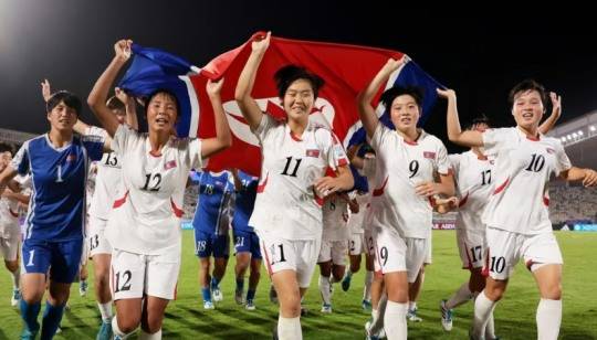 북한 U-17 여자대표팀 선수들이 지난 9일(한국시간) 국제축구연맹(FIFA) U-17 여자 월드컵 결승에서 네덜란드를 꺾은 뒤 우승 세리머니를 하고 있다. [FIFA 공식 홈페이지 캡처]