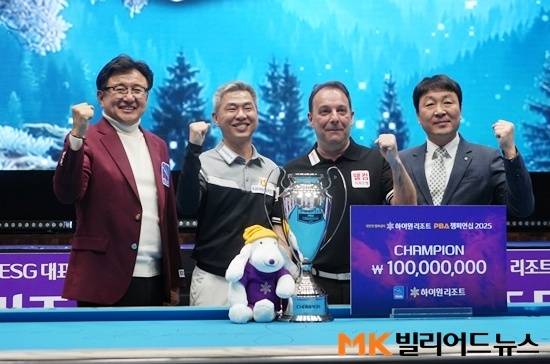 산체스와 마민껌이 대회 관계자와 시상식에서 포즈를 취하고 있다. (왼쪽부터) PBA 장상진 부총재, 준우승 마민껌, 우승 산체스, 강원랜드 안기태 ESG상생본부장 직무대행.