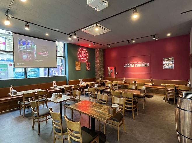 자담치킨 가산점 내부 전경. <부자비즈>