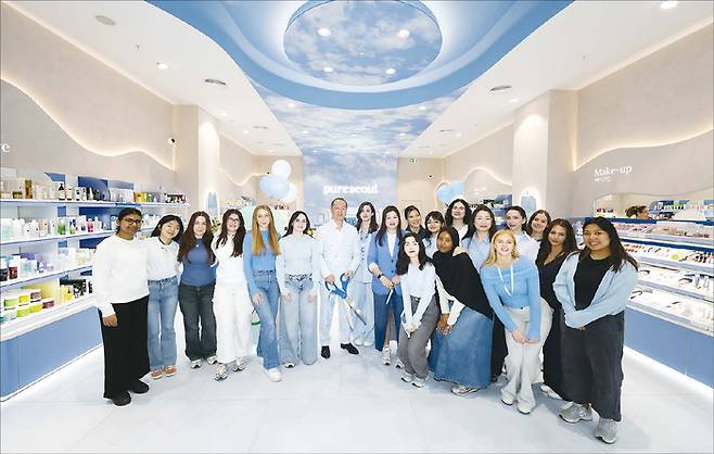 가운데 남성이 레슬리, 바로 오른쪽 여성이 그레이시, 그 옆에 인물이 공동창업자 윙지다. (퓨어서울 제공)